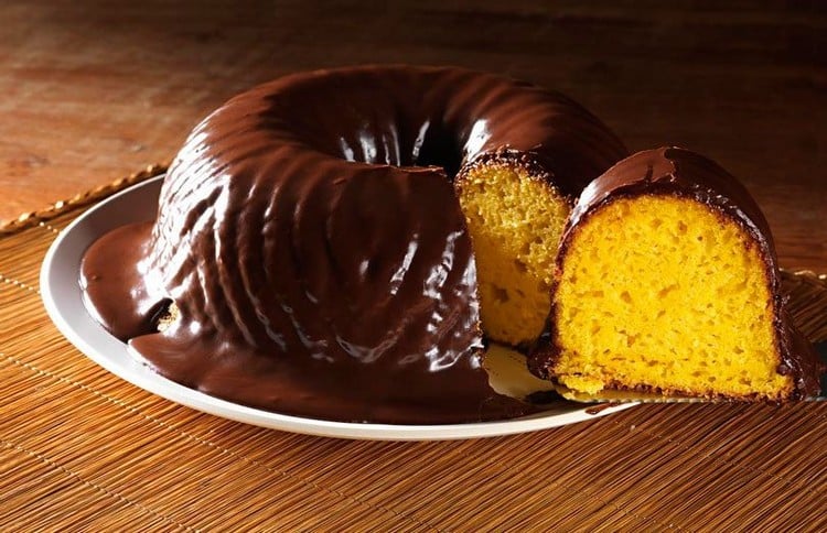 Bolo de cenoura com cobertura de chocolate